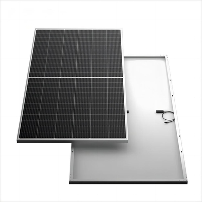 Panel fotovoltaico solar de silicio monocristalino GLD-585BS en hoja de fondo blanca y caja de unión IP68